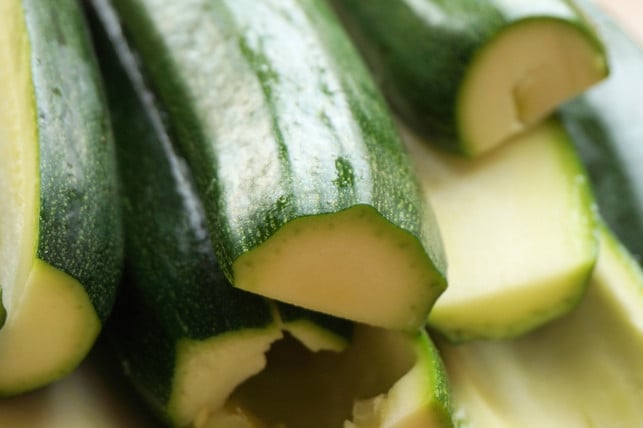 kleine-zucchini-eignen-sich-besonders-gut-fuer-dies-cc0-pixabay-webandi-180606_download Kleine Zucchini eignen sich besonders gut für gefüllte Zucchini vom Grill, da sie nicht so lange garen müssen.