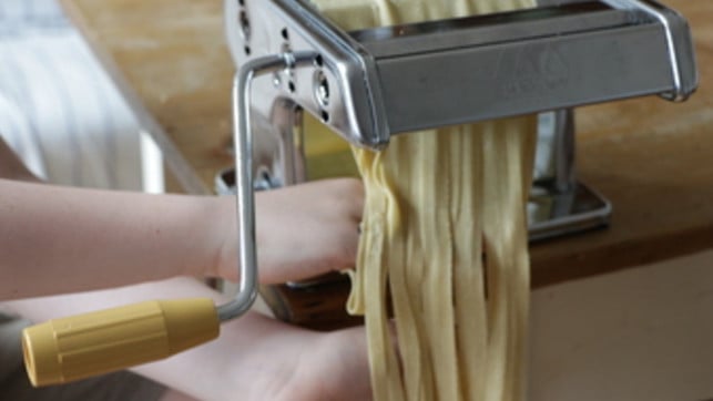 manche-nudelmaschinen-haben-einen-speziellen-walze-utopiakatbliem-251030 Manche Nudelmaschinen haben einen speziellen Walzenaufsatz für unterschiedlich breite Nudeln.