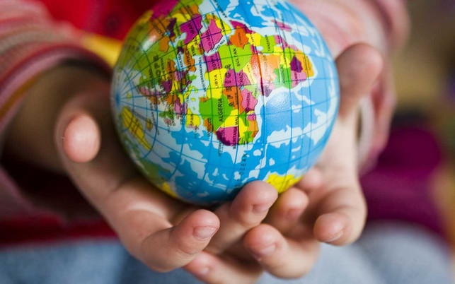 Auf einem Globus kann man Kindern zeigen wie weit die Ukraine von uns entfernt ist. Auf einem Globus kann man Kindern zeigen wie weit die Ukraine von uns entfernt ist.