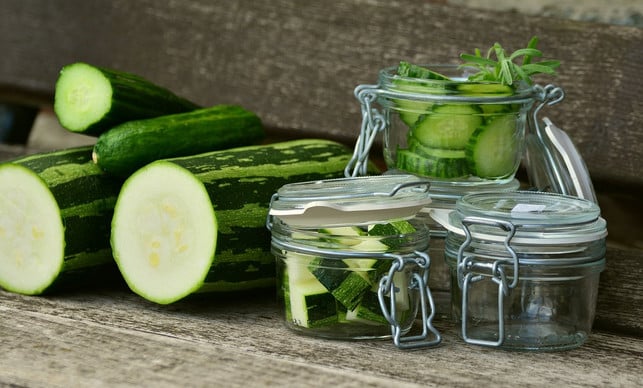 zucchini-koennen-gekocht-und-roh-eingelegt-werden-cc0-pixabay-congerdesign-180507_download Auch rohe Zucchini können eingelegt werden.