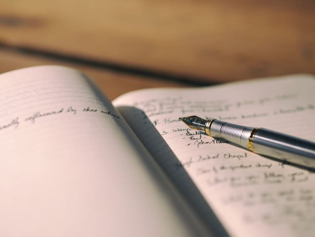 das-aufschreiben-foerdert-das-erkennen-eigener-gefue-cc0-unsplash-aaron-burden-171225_download Sie aufzuschreiben fördert das Erkennen eigener Gefühle und damit auch die emotionale Intelligenz.