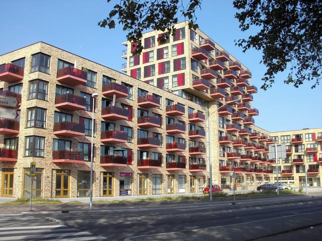 zu-einer-wohnungsgenossenschaft-gehoeren-oft-auch-g-cc0-pixabay-morgenstar-230207_download Zu einer Wohnungsgenossenschaft gehören oft auch Grünflächen.
