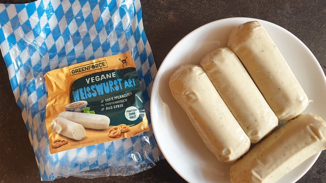 vegane-weisswurst-bw-220908-1280x720 Die veganen Weißwürste sehen aus wie "echte", sie sind nur etwas kleiner.