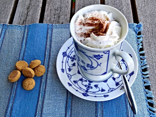 zu-amarettinis-schmeckt-eine-tasse-heisse-schokolad-cc0-pixabay-monika1607-190210_download Zu Amarettinis schmeckt eine Tasse heiße Schokolade besonders gut.