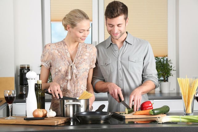 auch-gemeinsam-kochen-kann-das-teamgefuehl-staerken-cc0-pixabay-089photoshootings-220811_download Auch gemeinsam kochen kann das Teamgefühl stärken.