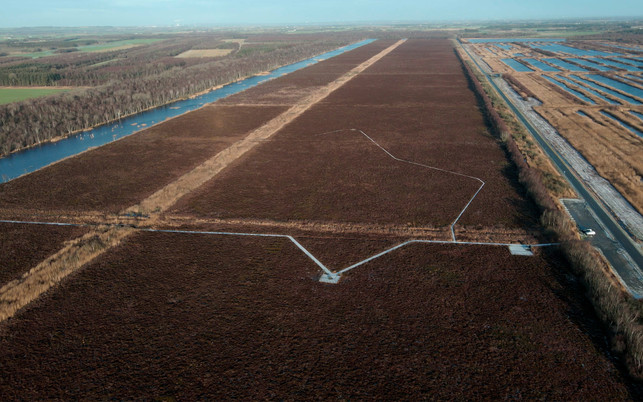 Intakte Moore neben Torfabbauflächen im Baltikum Intakte Moore neben Torfabbauflächen im Baltikum