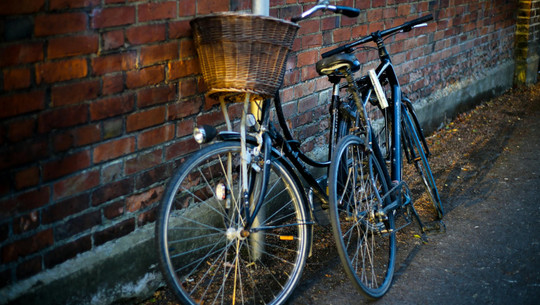 Zwei Fahrräder an einer Mauer Diese Hacks machen dich zum Fahrradfadfan