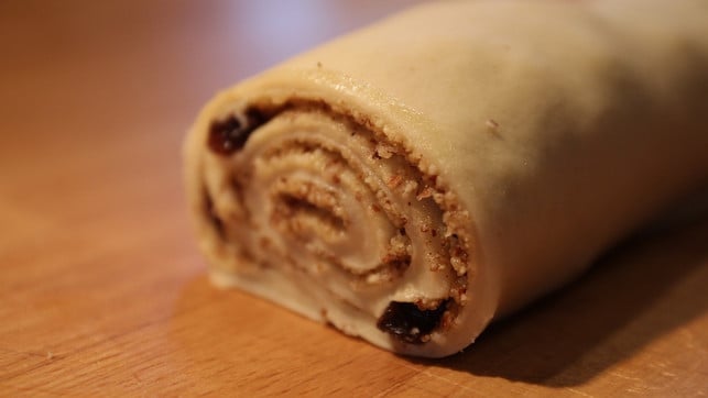 rolle-den-teig-fuer-die-nussschnecken-ganz-eng-auf-cc0-pixabay-artemtation-240717 Rolle den Teig für die Nussschnecken ganz eng auf.