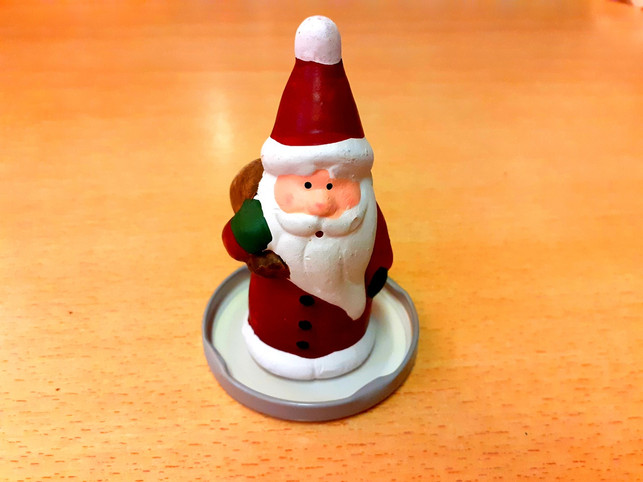 um-eine-schneekugel-zu-basteln-musst-du-die-figur-utopiadechantal-gilbrich-191118_download Um eine Schneekugel zu basteln, musst du die Figur am Deckel des Glases befestigen.