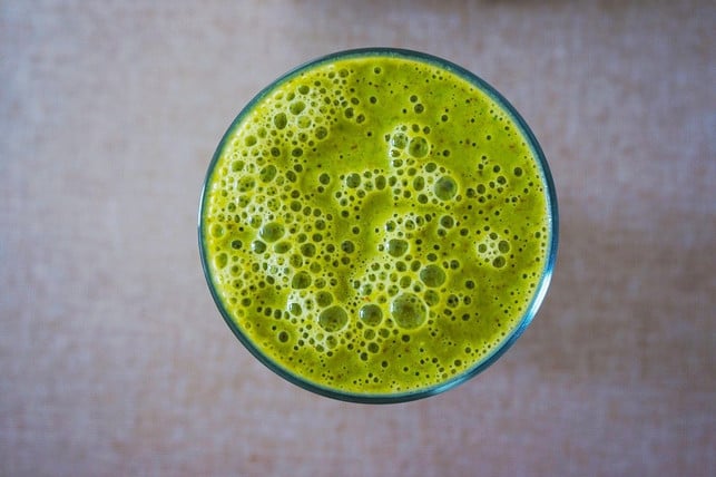 gruener-smoothie-aus-radieschenblaettern-cc0-pixabay-anasegota-201209_download Grüner Smoothie aus Radieschenblättern.
