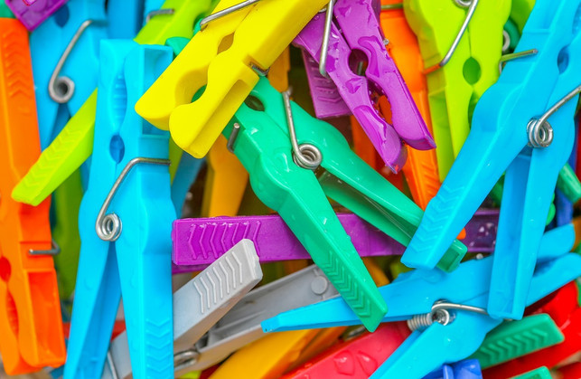 aus-dem-muell-entstehen-neue-produkte-im-recycling-cc0-pixabay-analogicus-181130_download Aus dem Müll entstehen neue Produkte im Recycling – zum Beispiel Wäscheklammern.