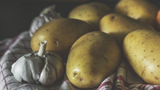 knoblauch-kartoffeln-cc0-pixabay-monicore-200619 knoblauch kartoffeln