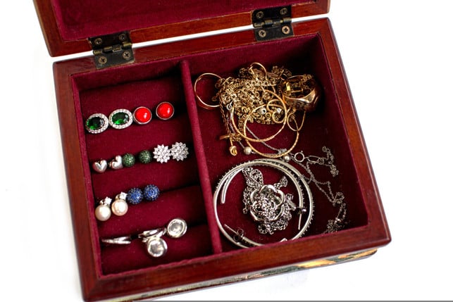 in-einem-schmuckkasten-ist-dein-schmuck-am-besten-cc0--pixabay--irina_kukuts-250822_download In einem Schmuckkasten ist dein Schmuck am besten geschützt.