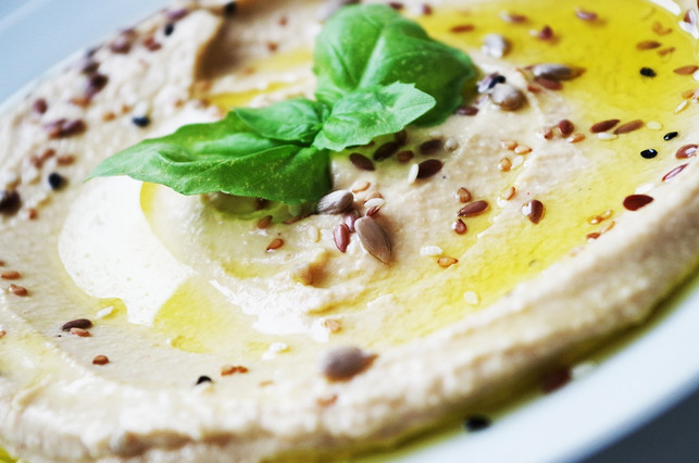 ein-cremiges-hummus-board-ist-die-pflanzliche-alte-cc0-pixabay-ajale-221017_download Ein cremiges Hummus Board ist die pflanzliche Alternative zum Butter Board.