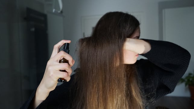 vor-dem-locken-ohne-hitze-kannst-du-gegebenenfalls-utopia-nbr-231218_download Vor dem Locken ohne Hitze kannst du gegebenenfalls deine Haare mit Wasser aus einer Sprühflasche anfeuchten.