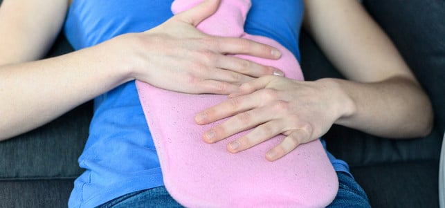 waermflasche-menstruationsbeschwerden-michaelheim-fotoliacom-171026_download Wärmflasche Menstruationsbeschwerden