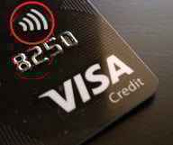 dieses-logo-steht-fuer-kontaktloses-bezahlen-sven-christian-schulz-utopia-181118_download Dieses Logo steht für kontaktloses Bezahlen.