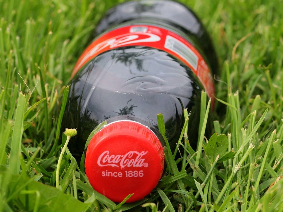 Coca-Cola wirbt mit nachhaltigeren Einwegflaschen: Der Deckel