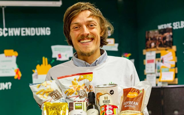 Gründer Raphael Fellner mit einer der Boxen. Gründer Raphael Fellner mit einer der Boxen geretteter Lebensmittel.