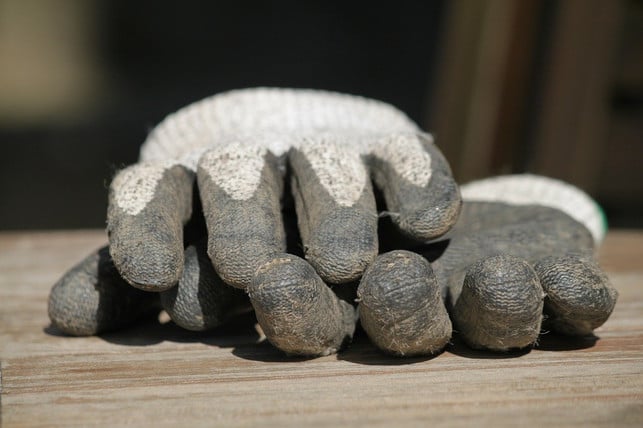 arbeite-mit-schutzhandschuhe-um-dich-beim-schneid-cc0-pixabay-cocoparisienne-200331_download Arbeite mit Schutzhandschuhe, um dich beim Schneiden des Spiegels nicht zu verletzen.
