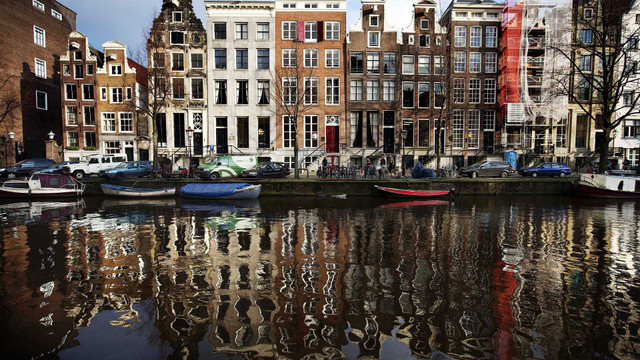 Amsterdam verbietet Reklame für Fleisch und fossile Energien Niederlande, Amsterdam: Häuser an der Herengracht spiegeln sich im Wasser in Amsterdam.