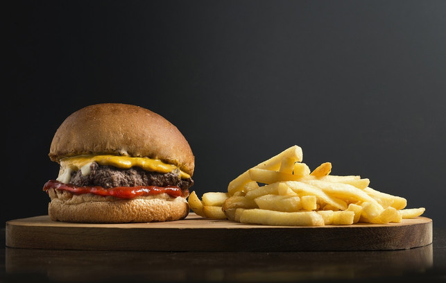 fast-food-enthaelt-ungesunde-fette-die-das-risiko-cc0-pixabay-fotorech-230630_download Fast Food enthält ungesunde Fette, die das Risiko für einen Herzinfarkt erhöhen können.