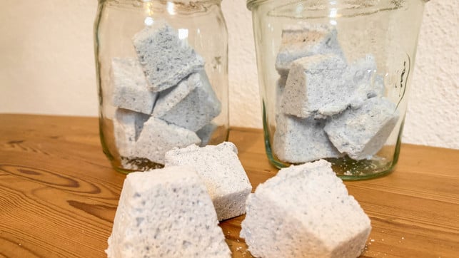 die-spuelmaschinentabs-kommen-in-ein-verschliessbare-utopia-kb-210924 Die Spülmaschinentabs kommen in ein verschließbares Gefäß.