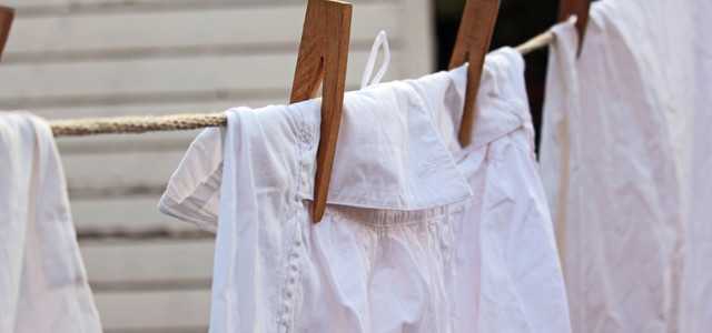 Kleidung richtig waschen: 6 Fehler, die deine Lieblingsstücke ruinieren (Foto: CC0 / Pixabay / KRiemer) Frisch gewaschene Kleidung.