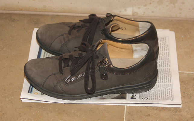 alte-zeitungen-schuetzen-den-boden-vor-dem-schmutz-maria-hohenthalutopia-201116_download Alte Zeitungen schützen den Boden vor dem Schmutz auf Schuhen.