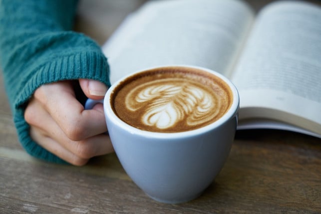 fuer-die-produktion-von-einer-tasse-kaffee-wird-seh-cc0-public-domain-pixabay-engin_akyurt-180112_download Für die Produktion von einer Tasse Kaffee wird sehr viel Wasser verbraucht.