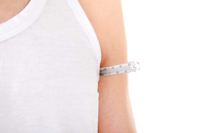 Medical Thermometer Unter der Achselhöhle Fieber zu messen, führt oft zu ungenauen Ergebnissen.