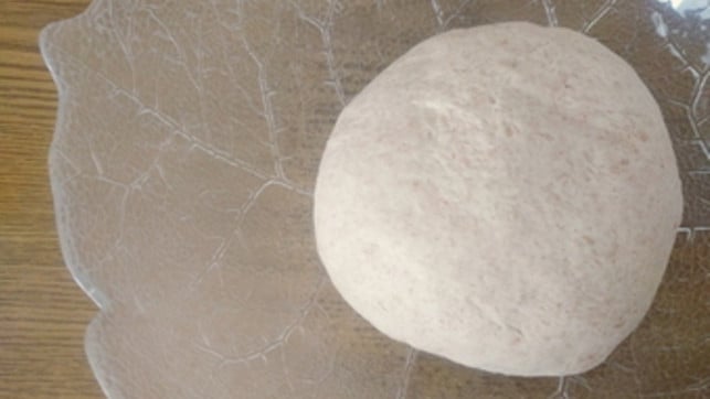 Processed with VSCO with  preset Knete den Teig und forme eine Kugel.