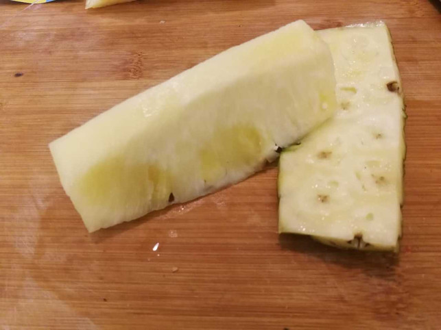 die-ananas-ohne-schale-utopia-inke-klabunde-190604_download Die Ananas ohne Schale.