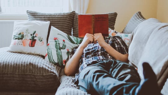 nachhaltige-sofas-lesen-e-lisa-210520-1280x720 Gemütlich lesen auf einem nachhaltigen Sofa