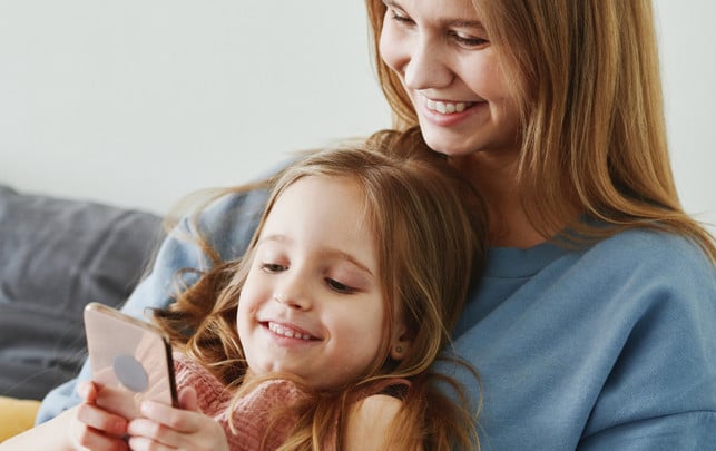 bildschirmzeit-kinder-jugendliche-reden-pexels-MatildaWormwood-231015-1920x1209 Wichtig: Interesse zeigen für den Medienkonsum der Kinder