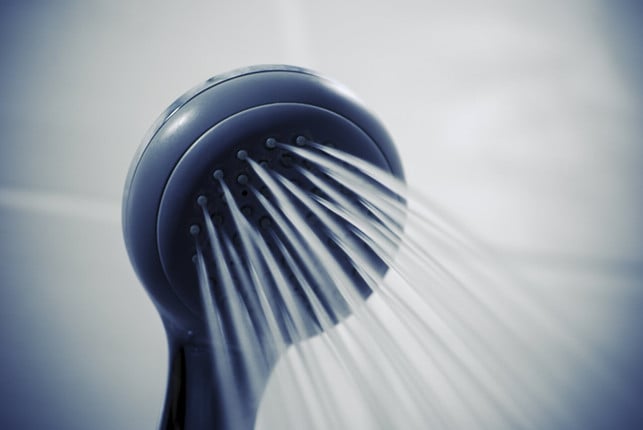 die-haare-nur-mit-wasser-zu-waschen-geht-am-beste-cc0--pixabay--tookapic-250516_download Die Haare nur mit Wasser zu waschen, geht am besten unter der Dusche.