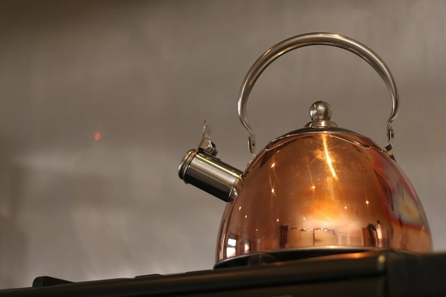 spare-energie-indem-du-den-wasserkocher-regelmaessi-cc0-pixabay-kboyd-220929_download Spare Energie, indem du den Wasserkocher regelmäßig von Kalk befreist.