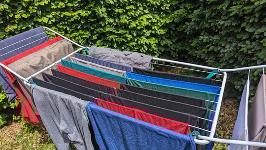 waesche-trocknen-sommer1-bw-230718-1920x1209 Fataler Fehler: Wann Du Wäsche nicht in der Sonne trocknen solltest