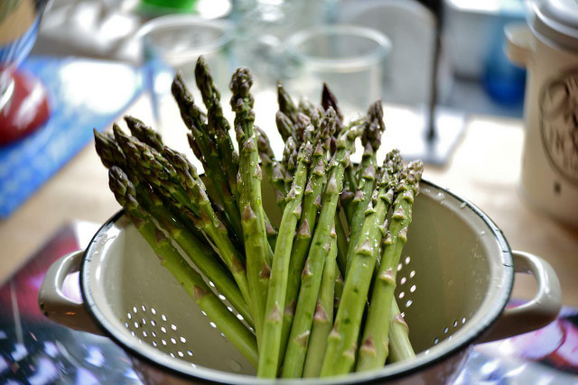 Green asparagus contains valuable nutrients that contribute to a healthy diet.