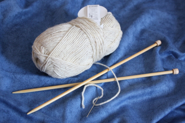 flauschigen-schal-stricken-mit-dicker-wolle-maria-hohenthalutopia-190923_download Mit dicker Wolle kannst du einen flauschigen Schal stricken.