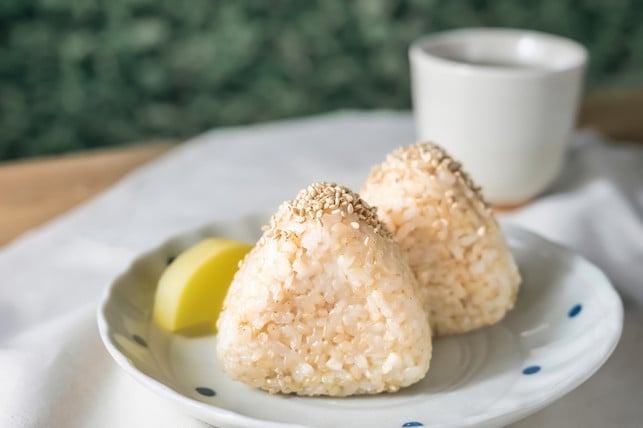 die-onigiri-kannst-du-zum-beispiel-mit-sesam-toppe-cc0-pixabay-subarasikiai-240809_download Die Onigiri kannst du zum Beispiel mit Sesam toppen.