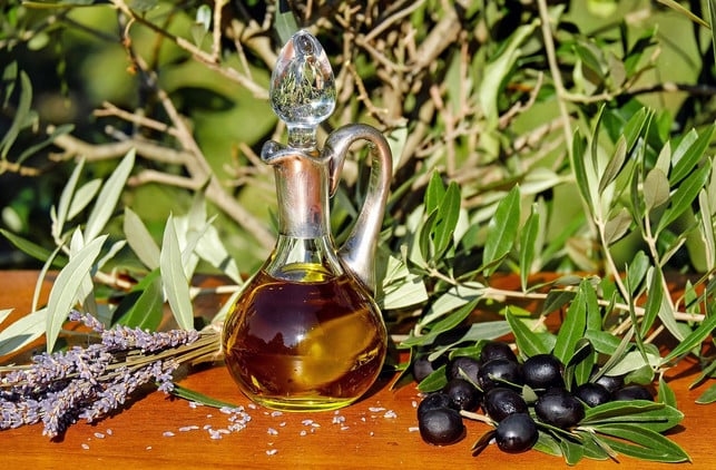 olivenoel-ist-das-klassische-pflanzenoel-zur-koerperp-cc0pixabaycouleur-210717_download Olivenöl ist das klassische Pflanzenöl zur Körperpflege.