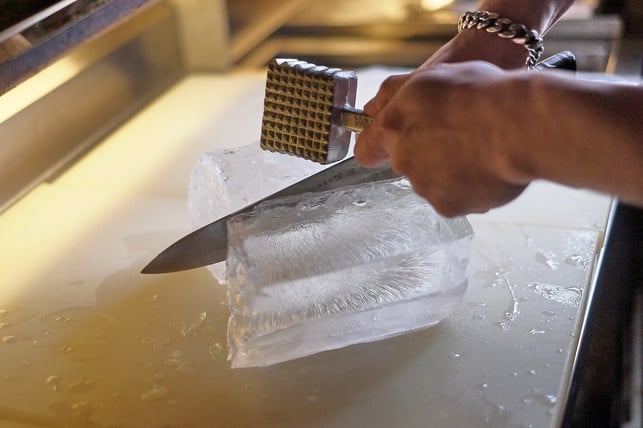 du-kannst-dein-crushed-ice-mit-einem-hammer-selber-cc0-pixabay-ran_hsu-210705_download Du kannst mit einem Hammer dein Crushed Ice selber machen.