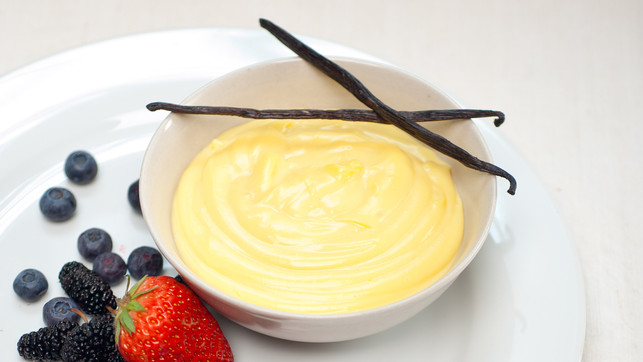 custard vanilla pastry cream and berries Puddingpulver selber machen