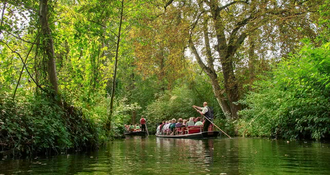 im-spreewald-kannst-du-eine-traditionelle-kahnfahr-cc0-pixabay-herbert2512-220530_download Mit dem Deutschlandticket kommst du von Berlin aus gut in den Spreewald.
