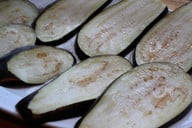 salz-entzieht-den-auberginen-wasser-sarah-gairing-utopia-180726_download Salz entzieht den Auberginen Wasser.