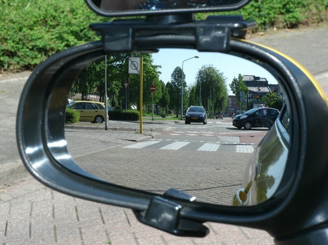 ein-blick-in-den-aussenspiegel-kann-dooring-verhind-cc0-pixabay-dbderuiter-220128_download Ein Blick in den Außenspiegel kann Dooring verhindern.