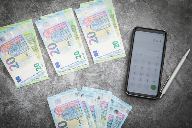 Planen wie Oma: Mit Cash Stuffing das Budget im Griff behalten Expert:innen sehen den Trend des Cash-Stuffing nicht nur positiv.