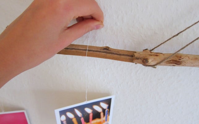 ast-galerie-u-161102-anhaengen-1280x800 Geschenke basteln: Ast-Galerie für Fotos und Postkarten