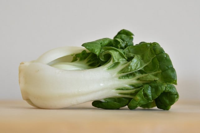 auch-im-salat-oder-smoothie-kannst-du-pak-choi-ver-cc0-pixabay-yuchinutrition-200519_download Auch roh kannst du Pak Choi zubereiten und ihn zum Beispiel für Salate verwenden.